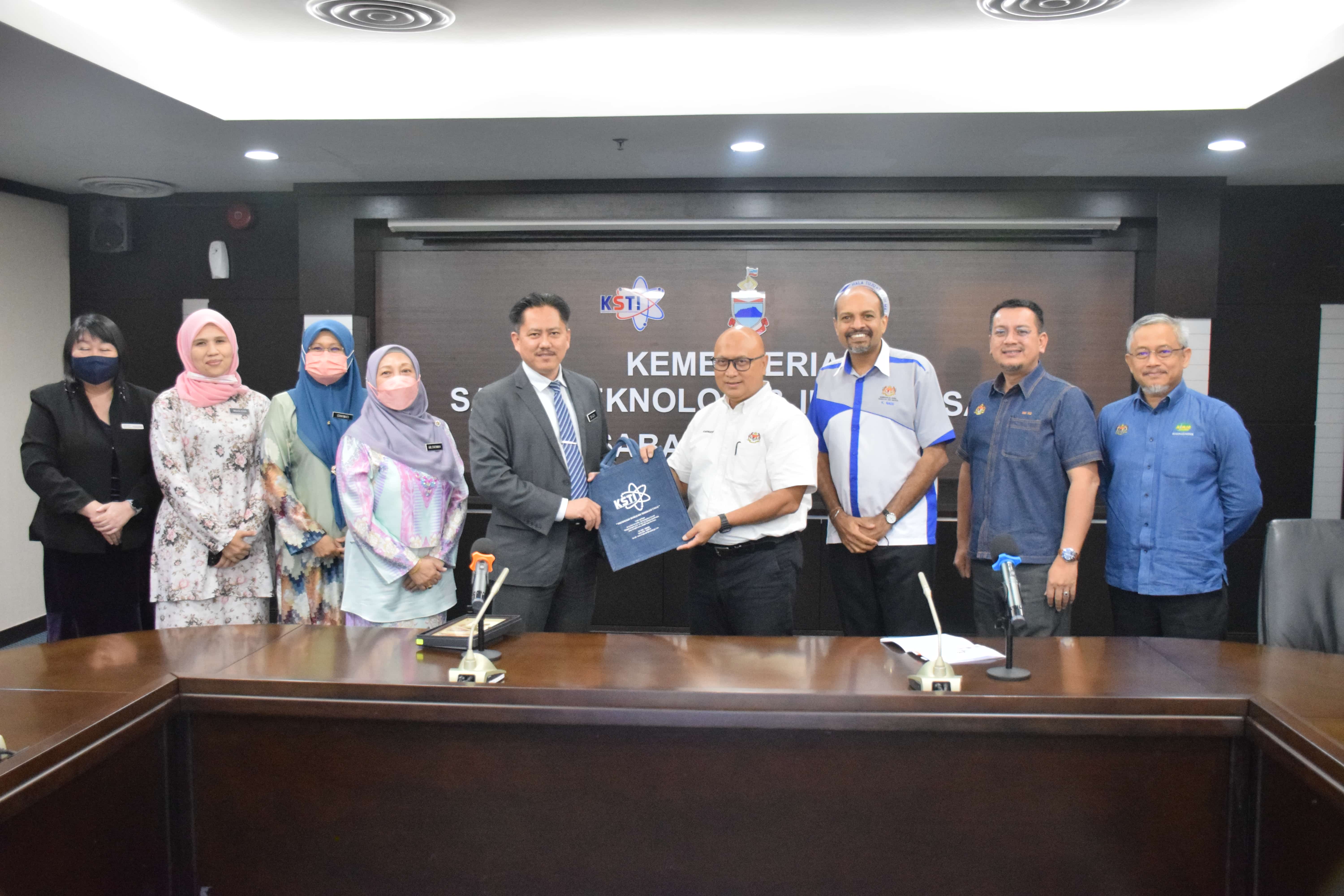 Kunjungan hormat YBhg. Datuk Ts. Dr. Aminuddin bin Hassim Ketua Setiausaha Kementerian Sains, Teknologi dan Inovasi berserta rombongan ke KSTI